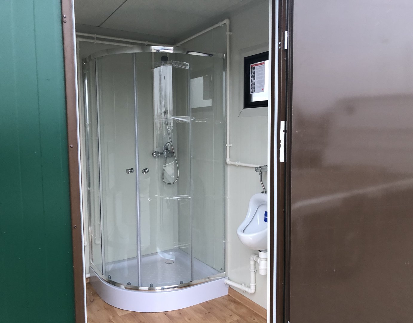 Contenedor de ducha de 4x2 metros