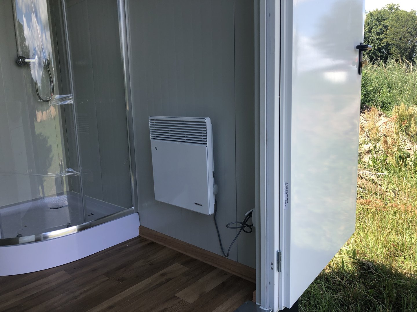 Contenedor sanitario - inodoro + ducha + cisterna
