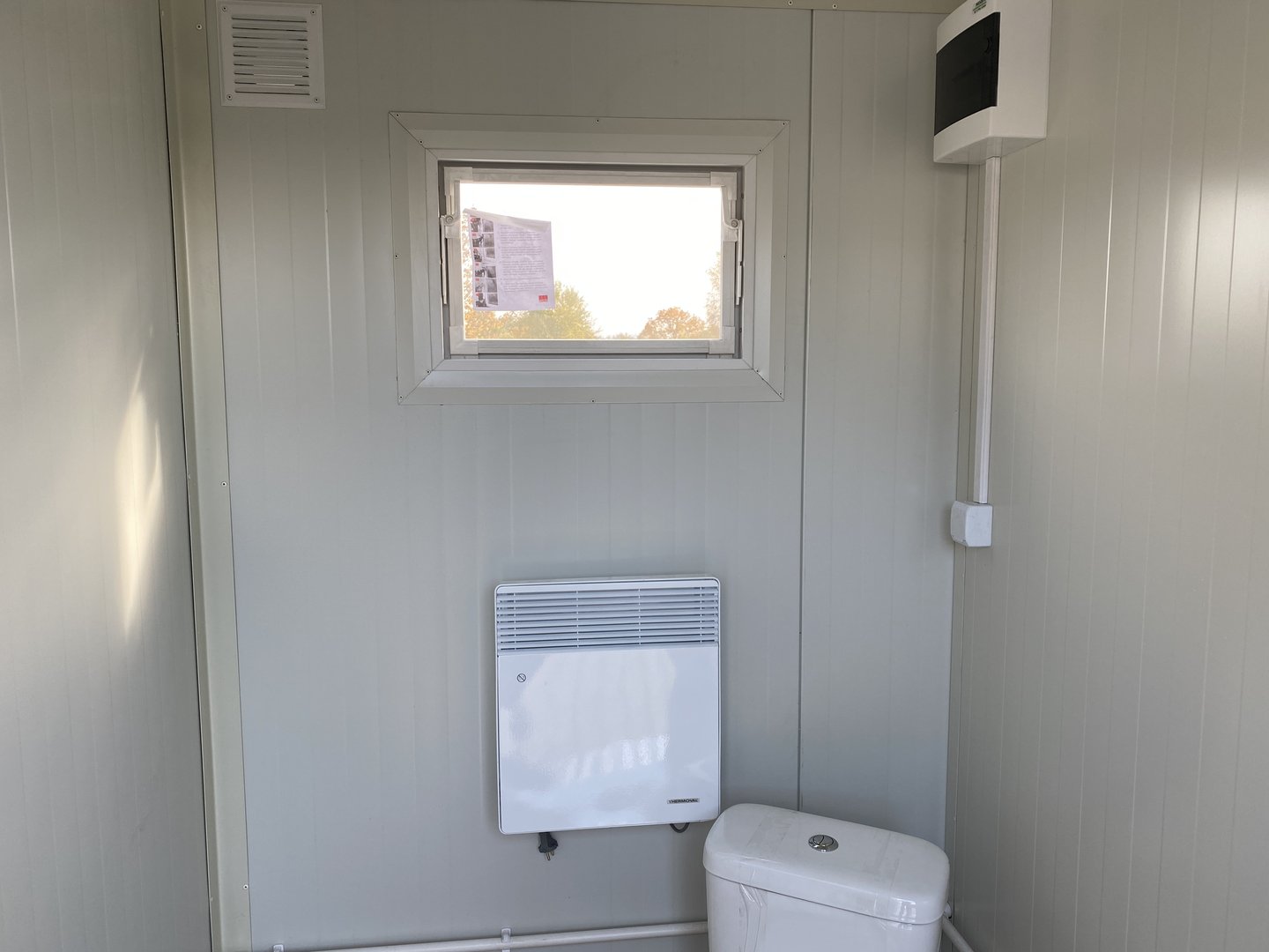 Contenedor sanitario doble con depósito de residuos.