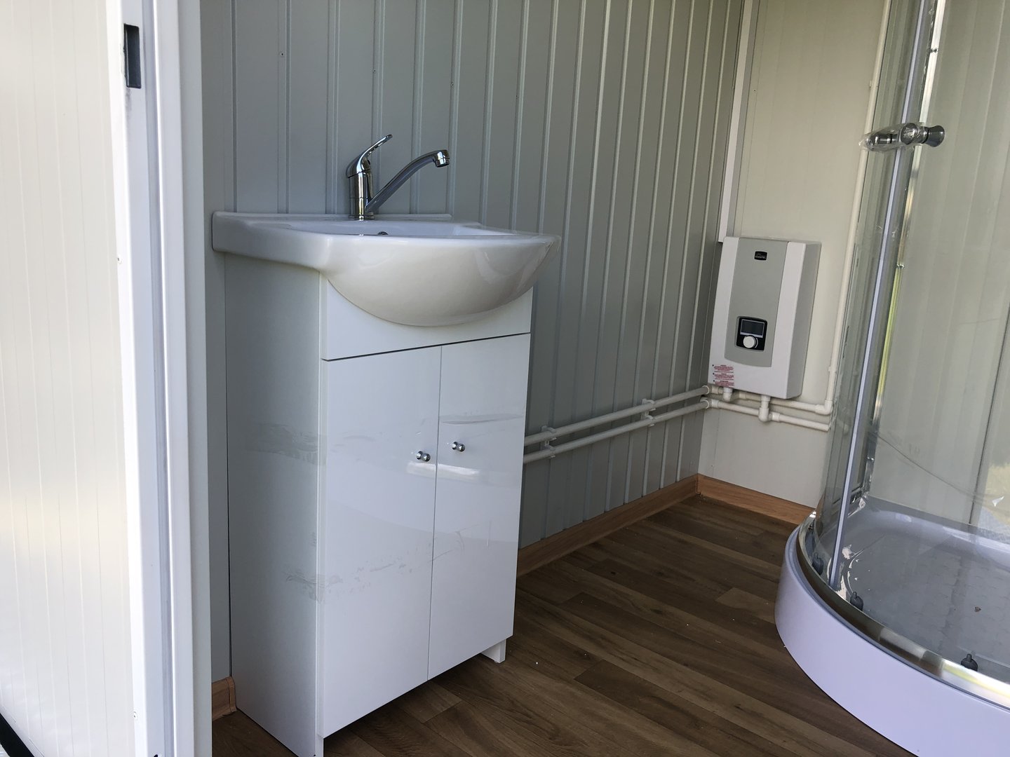 Contenedor sanitario - inodoro + ducha + cisterna
