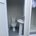 Contenedor sanitario con inodoro y ducha.